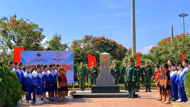 The “Border lesson” programme conducted by the Lao Bao International Border Gate Border Guard Station in Quang Tri Province. (Photo: THANH PHU)
