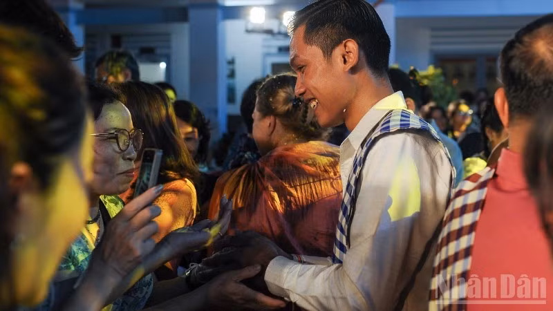 People of Viet Nam and Laos interact at the festival.