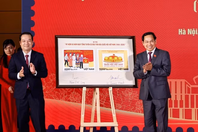 The launch of the commemorative stamp set marking the 80th anniversary of the first general election (1946–2026) at the ceremony in Ha Noi on December 2. (Photo: VNA)