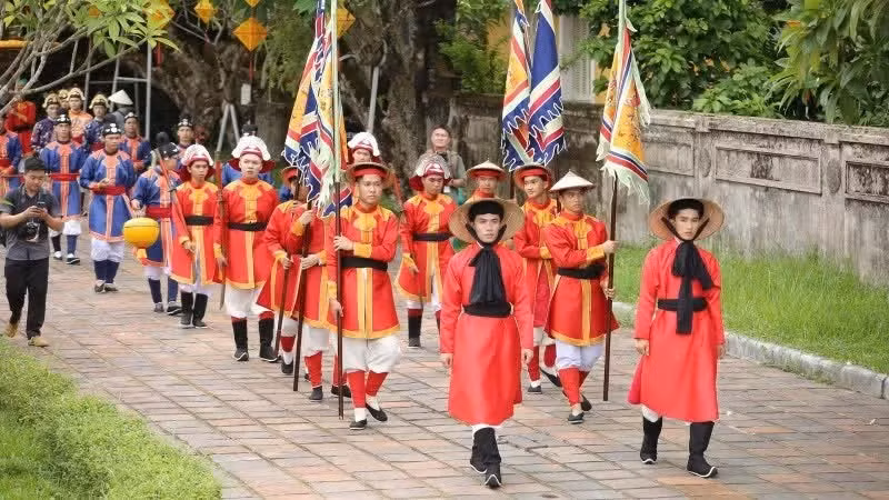 The highlight of the programme was a procession in ancient Vietnamese costumes. (Photo: HUU HAN)