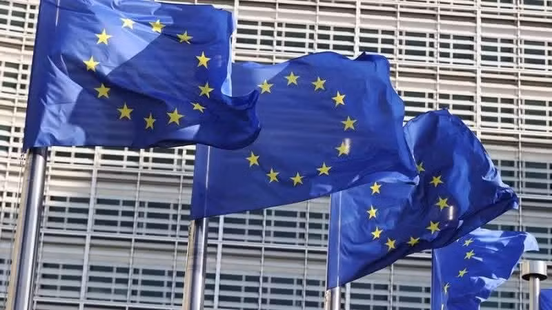 The European Union flag flies outside the headquarters of the European Commission in Brussels, Belgium. (Photo: Xinhua)
