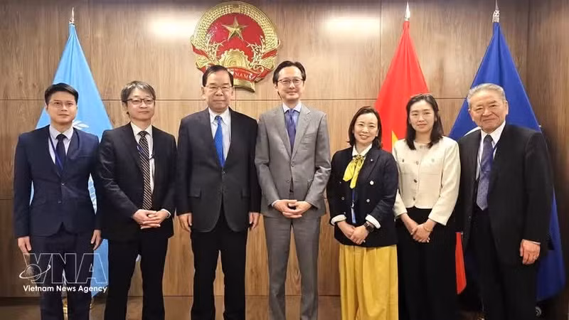 Ambassador Do Hung Viet (centre) and Chairman of the Presidium of the Central Committee of the Japanese Communist Party Shii Kazuo (third from the left) and other delegates pose for a group photo (Photo: VNA)