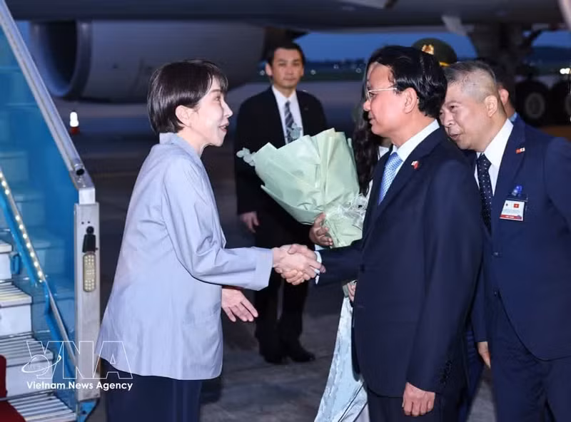 Japanese Prime Minister Takaichi Sanae is welcomed at Noi Bai International Airport by Minister - Chairman of the Government Office Dang Xuan Phong (Photo: VNA)