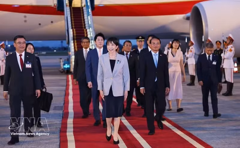 Japanese Prime Minister Takaichi Sanae arrives in Ha Noi on the evening of May 1 (Photo: VNA)