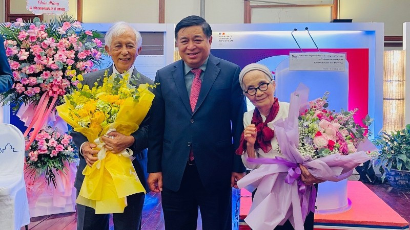 Professor Tran Thanh Van and Professor Le Kim Ngoc are pictured with Deputy Prime Minister Nguyen Chi Dung.