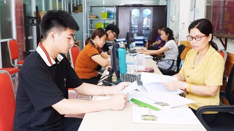 Young workers looking for jobs at the Ha Noi Employment Service Centre.