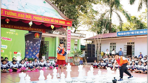 Students of Na Sang Primary School (Na Sang Commune, Dien Bien Province) enthusiastically experience the chess game right in the school yard. (Photo provided by the Central Council of Young Pioneers)