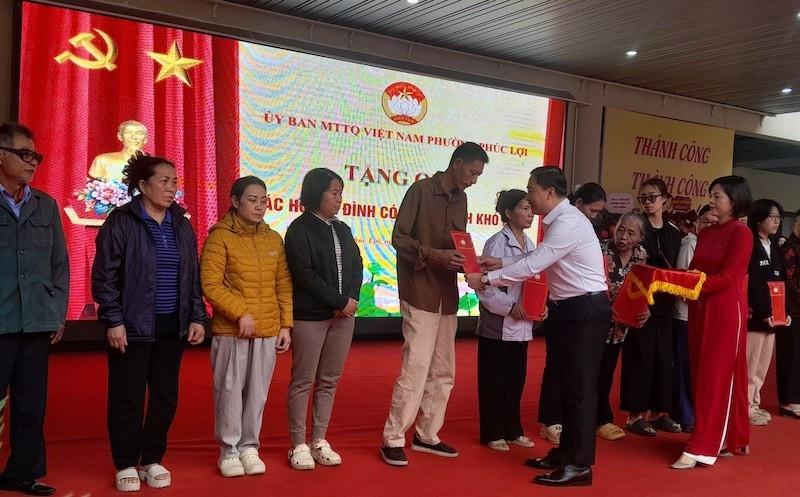 Leaders of Phuc Loi Ward Party Committee present gifts to near-poor households in the area. (Photo: NDO)