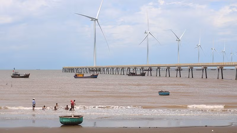 The offshore wind power project has commenced commercial operation in Truong Long Hoa ward, Vinh Long province.