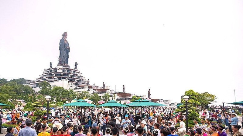 During the 6-day Lunar New Year holiday in 2026, the number of visitors to Ba Den Mountain increases by 10% compared to the same period last year.