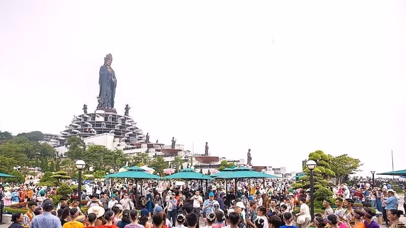 During the 6-day Lunar New Year holiday in 2026, the number of visitors to Ba Den Mountain increases by 10% compared to the same period last year.