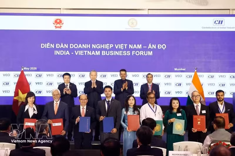 Party General Secretary and State President To Lam (second from left, back) witnesses the exchange of cooperation agreements between Viet Nam and India. (Photo: VNA)