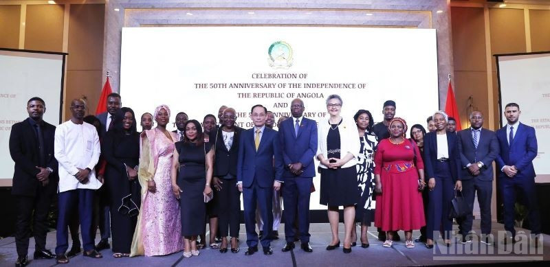 Delegates pose for a commemorative photo at the event.