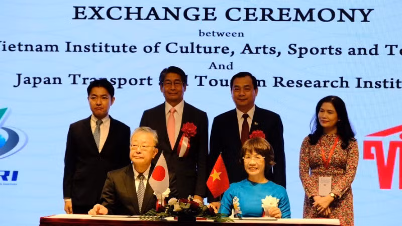 The Viet Nam Institute of Culture, Arts, Sports and Tourism and the Japan Transport and Tourism Research Institute held a signing ceremony for a Memorandum of Understanding on research and expert exchange.