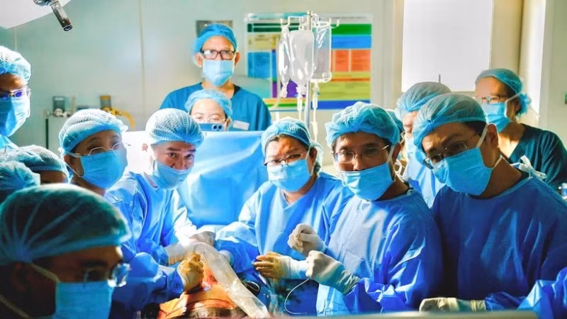 Doctors and nurses in the fetal heart intervention for a Singaporean pregnant woman.