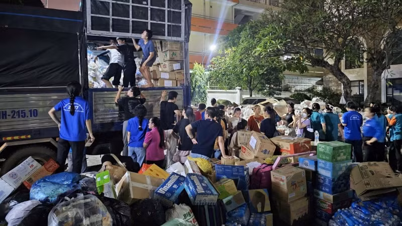 Immediately after the heavy rain in Ho Chi Minh City had stopped, the forces started preparing relief goods.
