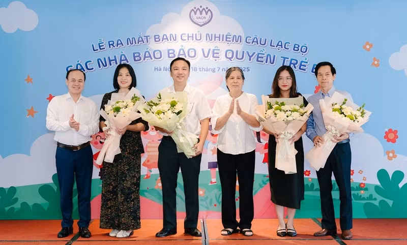 Representatives of the newly-established Executive Committee of the Journalists’ Club for the Protection of Children's Rights pose for a photo at the event. (Photo courtesy of the organisers)