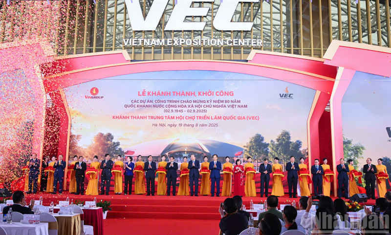 Party General Secretary To Lam, Prime Minister Pham Minh Chinh and delegates perform the ribbon-cutting ceremony and groundbreaking and inauguration ceremony for key projects and works at the National Exposition Centre in Dong Anh, Ha Noi.