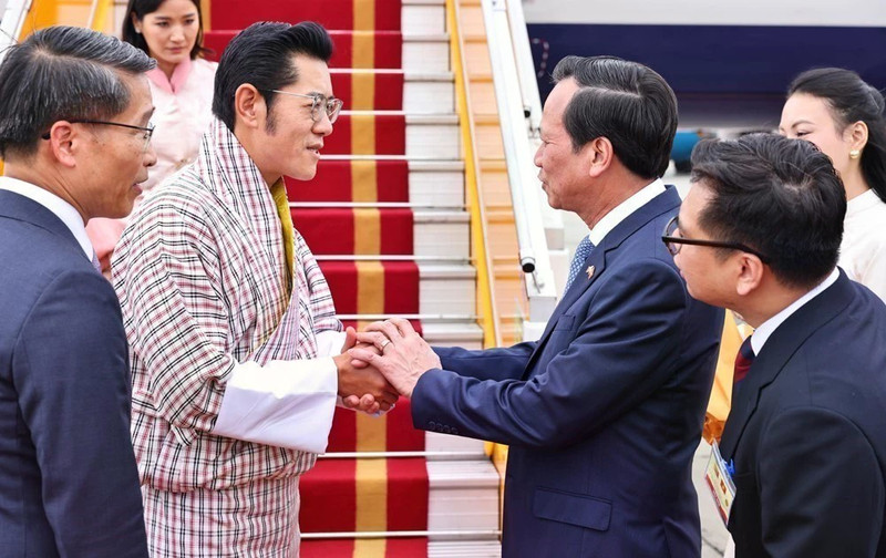 Bhutanese King Jigme Khesar Namgyel Wangchuck (second from left) is welcomed at the airport. (Photo: VNA)