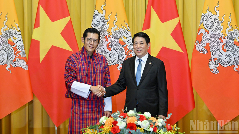 State President Luong Cuong (R) shakes hands with Bhutanese King Jigme Khesar Namgyel Wangchuck. 