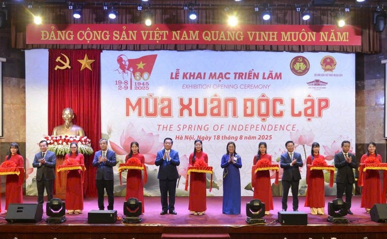 Nguyen Trong Nghia, Politburo member, Secretary of the Party Central Committee (PCC), Head of the PCC’s Communications and Mass Mobilisation Commission, cut the ribbon to the exhibition.