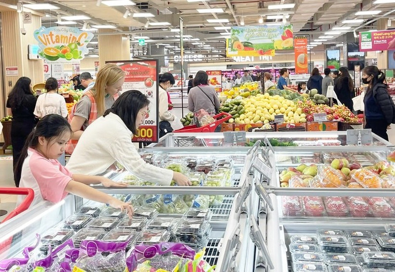 Consumers shop for fruits at Lotte Mall West Lake Ha Noi. (Photo: Hanoimoi.vn)