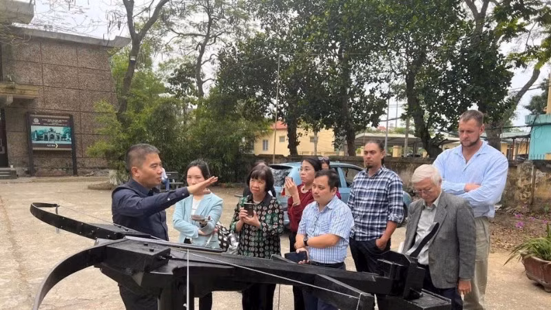 Engineer Vu Dinh Thanh (far left) introduces the restored “Crossbow” design.