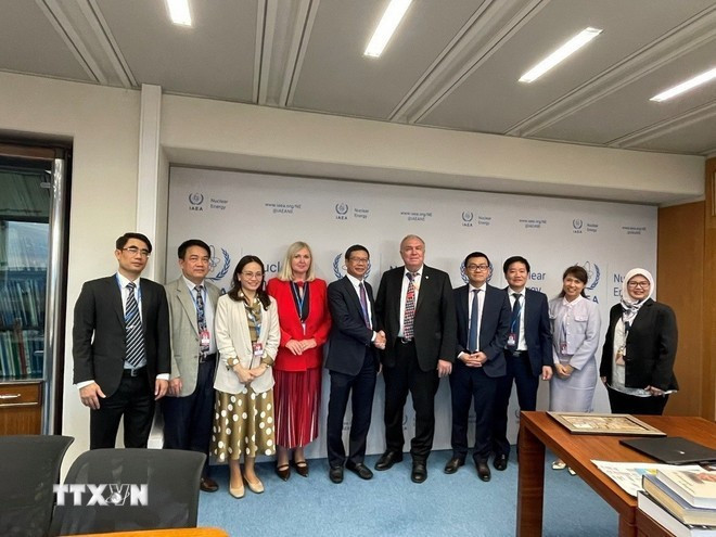 The Vietnamese delegation poses for a photo with IAEA Deputy Director General for Nuclear Energy Mikhail Chudakov and other IAEA officials. (Photo published by VNA)