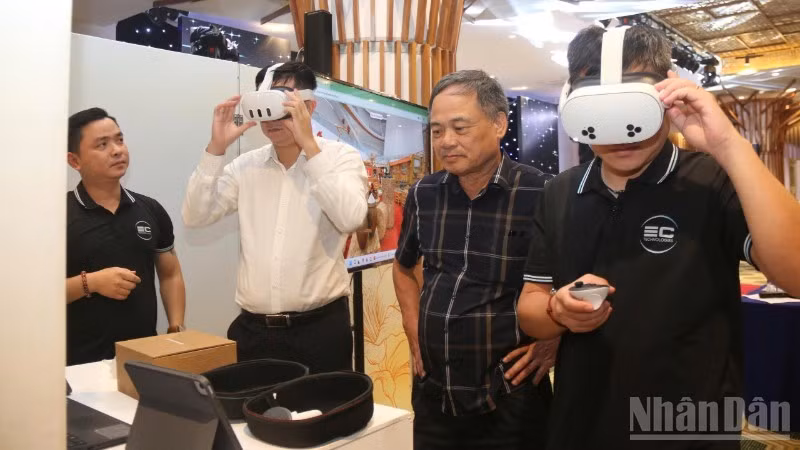 On the sidelines of the forum, delegates visit the exhibition area and experience the virtual reality space with many agricultural products and regional specialties.