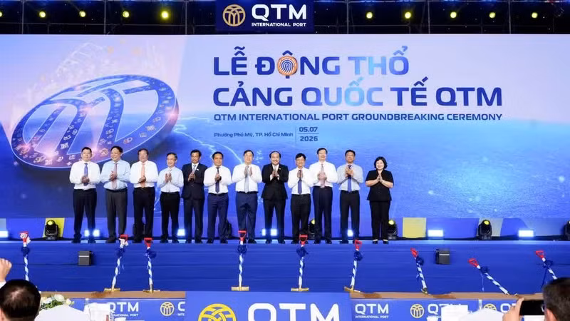 Deputy Prime Minister Pham Gia Tuc, alongside leaders from ministries, sectors, provinces, and cities, attends the groundbreaking ceremony.