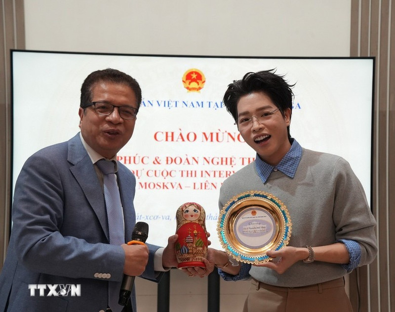 Ambassador Dang Minh Khoi wishes Duc Phuc success. (Photo: VNA)