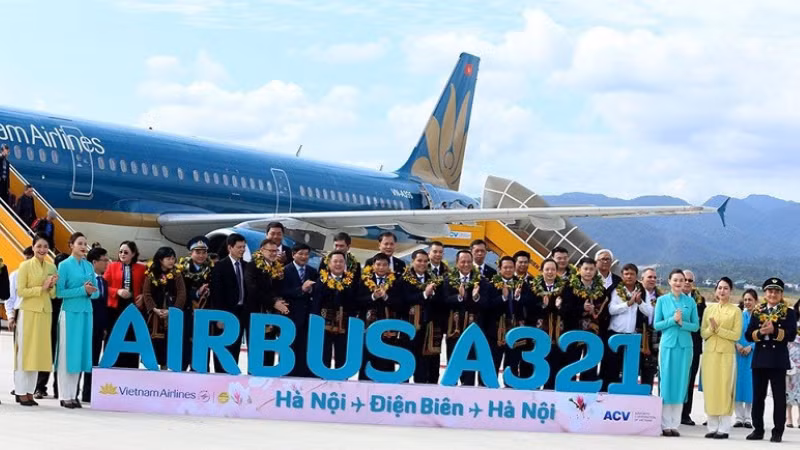 Dien Bien provincial leaders welcome tourists and representatives of ministries and branches at Dien Bien airport.