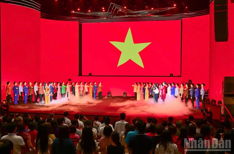 Artists and guests attending the programme during the flag-raising ceremony. (Photo: BAO LONG)