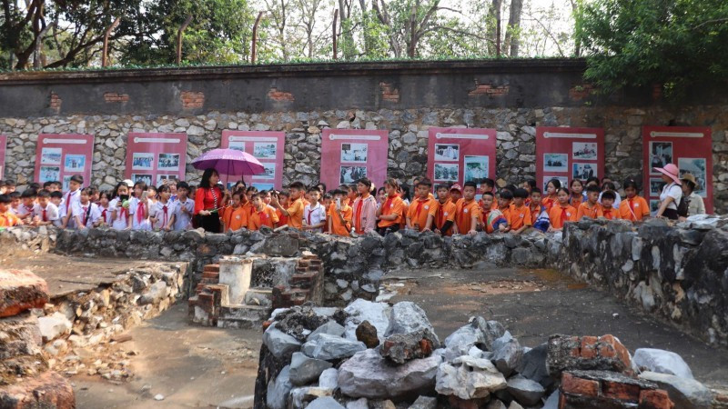 Students of Thom Mon Secondary School, Thuan Chau Commune, Son La Province visit the special national relic of Son La Prison.