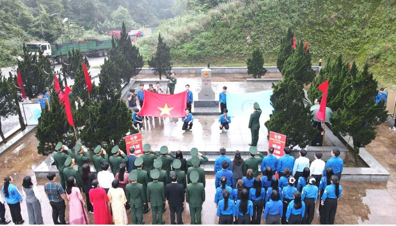 A flag-raising ceremony is held at border marker No.476. (Photo: NGO TUAN)