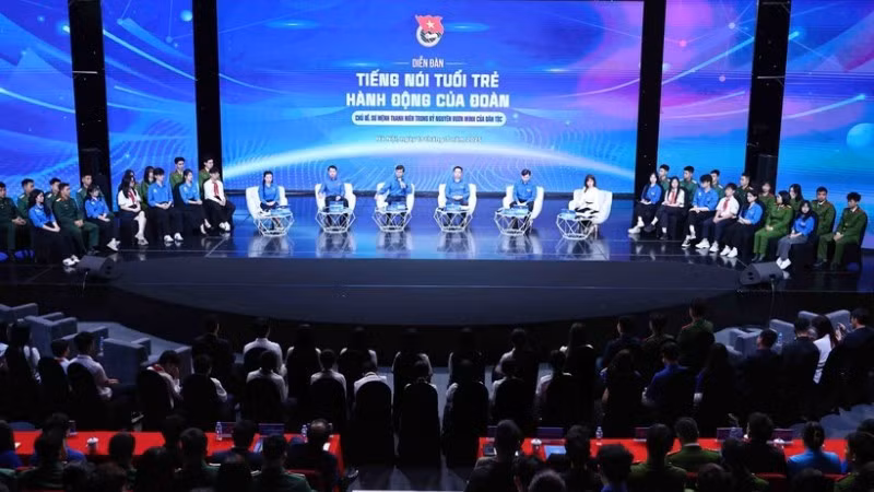 The forum is held in a hybrid format combining in-person and online participation. (Photo: VNA) 