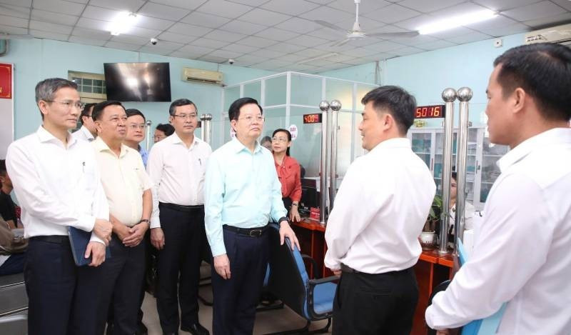 Deputy Prime Minister Mai Van Chinh (in blue shirt) and the Government delegation conducted a survey of the Public Administrative Service Center in Trang Bang Ward.
