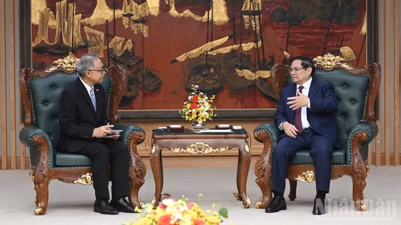 Prime Minister Pham Minh Chinh receives Indonesian Ambassador to Viet Nam Adam Mulawarman Tugio in Ha Noi on March 20. (Photo: VNA)