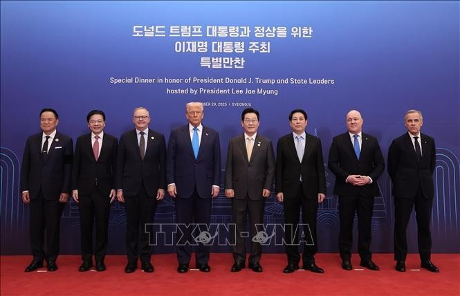 Vietnamese State President Luong Cuong (third right) and other APEC leaders at the special dinner hosted by President of the Republic of Korea (RoK) Lee Jae Myung (Photo: VNA)