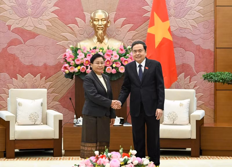 National Assembly Chairman Tran Thanh Man (R) and Chief Justice of the Lao Supreme People’s Court Viengthong Siphandon (Photo: NDO)