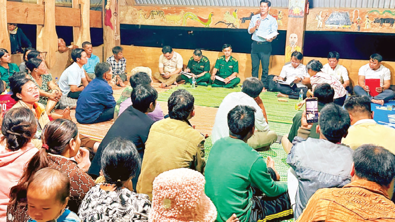 Hung Son commune, Da Nang city, disseminates information about the election to the people at village and hamlet meetings.