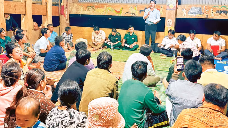 Hung Son commune, Da Nang city, disseminates information about the election to the people at village and hamlet meetings.