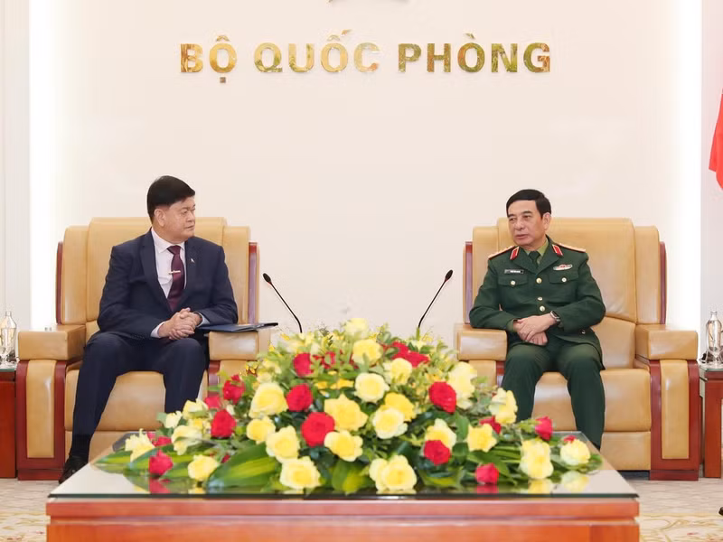 Minister of National Defence General Phan Van Giang hosts a reception for Philippine Undersecretary of National Defence Irineo C. Espino. (Photo: VNA)