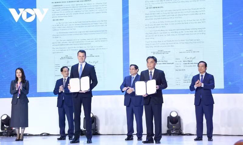 Prime Minister Pham Minh Chinh and Deputy Prime Minister Bui Thanh Son witness the signing of a joint statement on cooperation to advance smart manufacturing between Ho Chi Minh City and the WEF. (Photo: VOV)