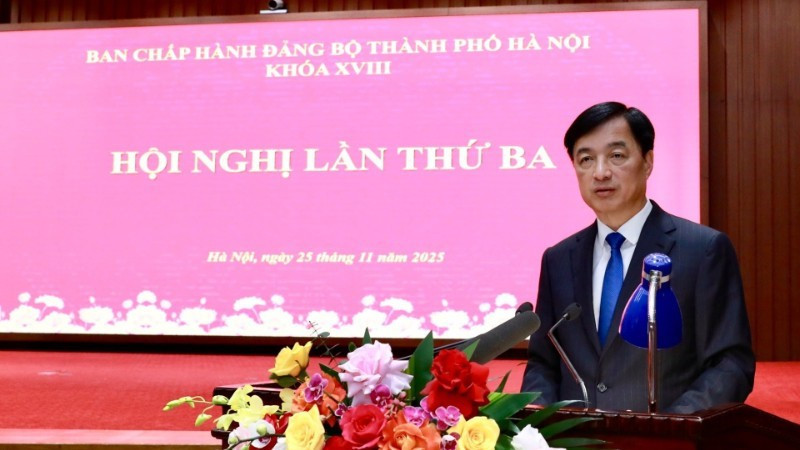 Ha Noi Party Committee Secretary Nguyen Duy Ngoc delivers the opening speech at the conference.