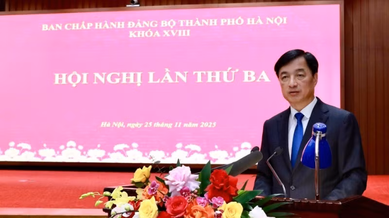 Ha Noi Party Committee Secretary Nguyen Duy Ngoc delivers the opening speech at the conference.