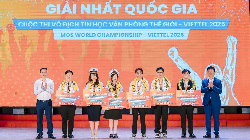 The organising committee award the first national prizes to 6 outstanding contestants this year.