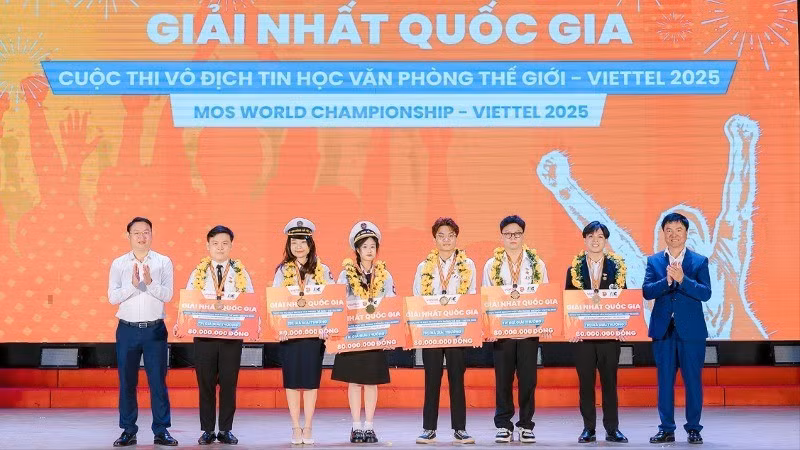 The organising committee award the first national prizes to 6 outstanding contestants this year.