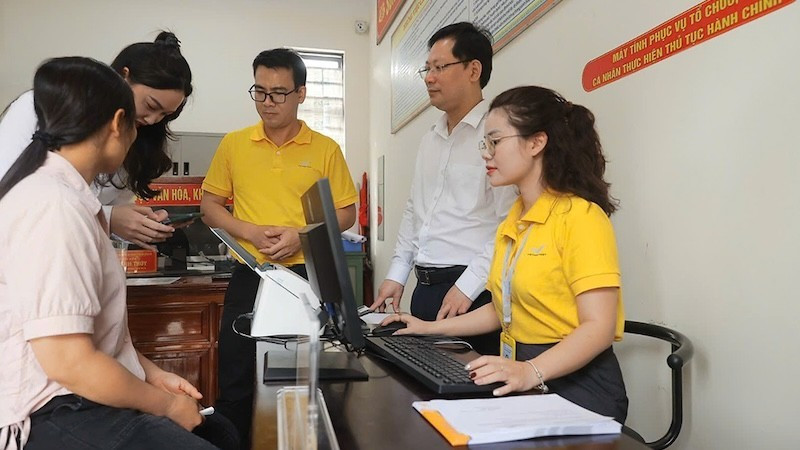 General Director of Viet Nam Post Chu Quang Hao directly inspected the implementation of the arrangement of postal staff to support at the Dong Hy Commune Public Administration Service Centre, Thai Nguyen.