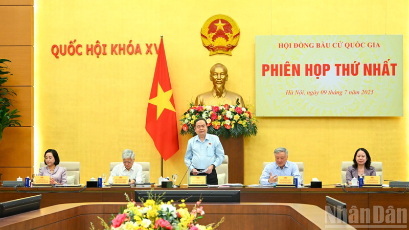 National Assembly Chairman Tran Thanh Man, Chairman of the National Election Council and Vice Chairpersons of the National Election Council chair the meeting.